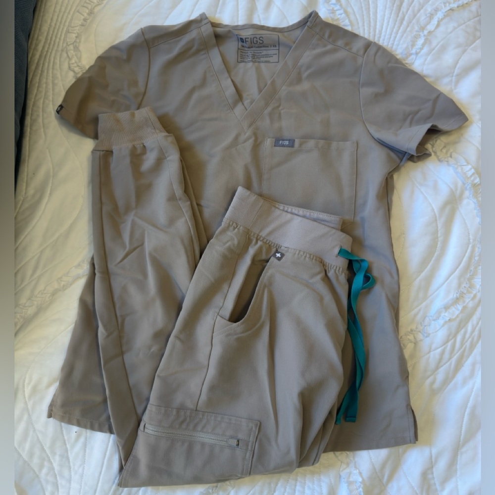 Figs Taupe Scrub Top and bottom XS